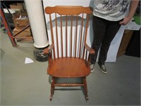 Chaise bercante en bois