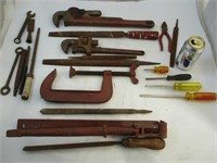 Lot d outils divers dont serres et autres