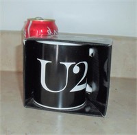 Tasse du groupe rock U2 dans la boîte