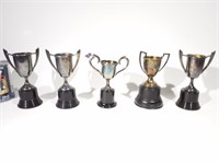 5 petits trophées en métal