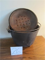 3-Footed Cast Iron Pot with Handle & Lid 4 Qt