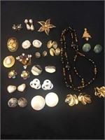 Lot of mainly costume jewelry necklaces