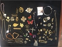 Large lot of miscellaneous costume jewelry- broocs