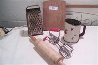 5pcs of vintage kitchen items