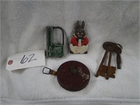 Misc lot 4 pcs (Rabbit/tape measure/scale/keys)