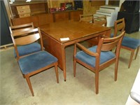 EARLY AMERICAN DROP LEAF DINING TABLE & 6 CHAIRS