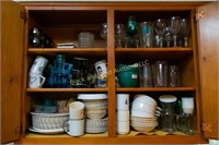 Lot: 3 shelves glassware/dinnerware