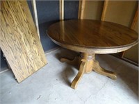 Round oak table, 48" diam w/leaf