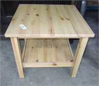 Pine Accent / End Table - 20"h x 22"l x 22"w