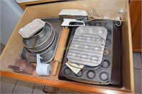 Cake pans, cup cake pans, glass bakeware-contents