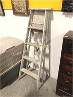 5 Foot Painted Wooden Stepladder