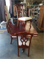 Beautiful Mahogany Table & 5 Chairs