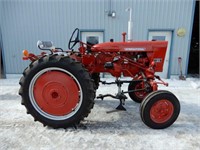 International 140 high crop tractor w/ cultivators