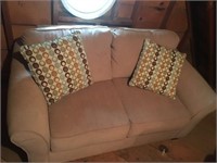 LOVE SEAT WITH 2 PILLOWS