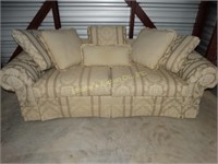 Krohler American signature sofa w cushions - like