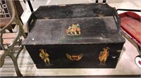 Vintage blanket chest/toy chest with colonial