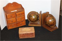 SELECTION OF WOOD DECOR