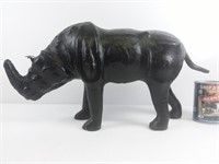 Sculpture en cuir d'un rhinocéros