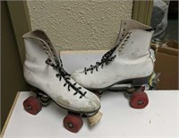 BR- Vintage pair of Ladies roller skates