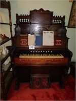 Estey Organ Co. ornate wooden pump organ with 2