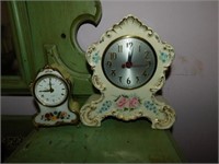 Ceramic, electric dresser clock with pink & white