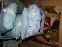 Tote of five travel pillows & misc. seat cushions