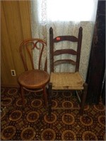 Lot of 2 Vintage chairs
