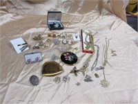 Grouping of costume jewellery