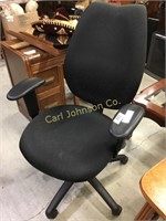 BLACK ADJUSTABLE HEIGHT OFFICE CHAIR