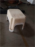 Bundle of 2 plastic step stools