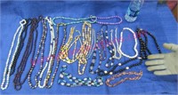 nice lot of 22 glass necklaces (various)