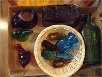 FLAT OF COLORED GLASS DECORATIVE ITEMS
