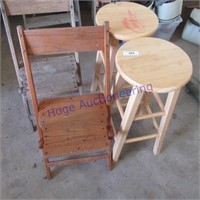 2 wood stools, 2 wood folding chairs