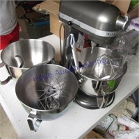 Kitchen Aid stand mixer w/ 2 extra bowls