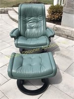 EKORNES STRESSLESS LEATHER CHAIR AND OTTOMAN