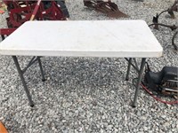 4 FT FOLDING TABLE