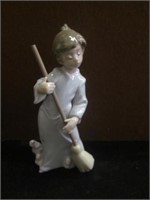 LLADRO ANGELITO BARRIENDO SWEEP AWAY THE CLOUDS