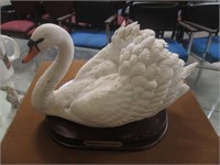 1986 Franklin Mint Royal Swan Porcelain Figure