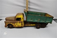 STRUCTO TOYS PRESSED STEEL DUMP BED TRUCK