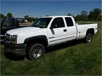 2003 chevy 25000 HD 4x4 extended cab long bed