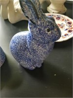 BLUE AND WHITE SPECKLED SPONGE PITCHER AND RABBIT