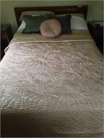 Full Size Comforter w/ 3 Decorative Pillows