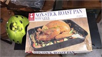 Nonstick roaster pan with pull out rack in the