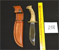 Knife w/A Deer Antler Handle & Leather Case