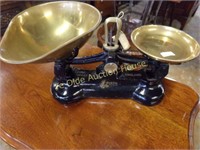 Libra Cast Iron Scales with Weights and Pans