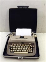 Vtg MC Royal Custom Typewriter w/ Case  Working