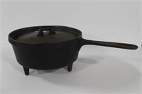 #10 CAST IRON DUTCH OVEN WITH LEGS AND LIPPED TOP