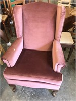 Excellent mauve vintage chair 

Measures 40