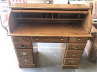 Beautiful rolltop desk 

Measures 42 inches in