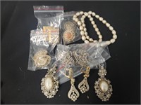 LARGE LOT OF CHINESE JEWELRY